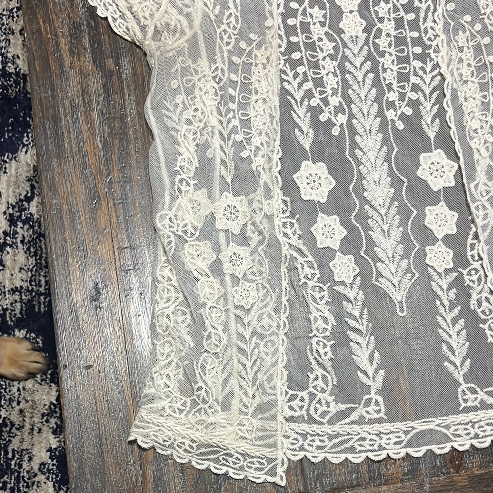 Hit List Lace Star Pattern Top - Picture 6 of 12